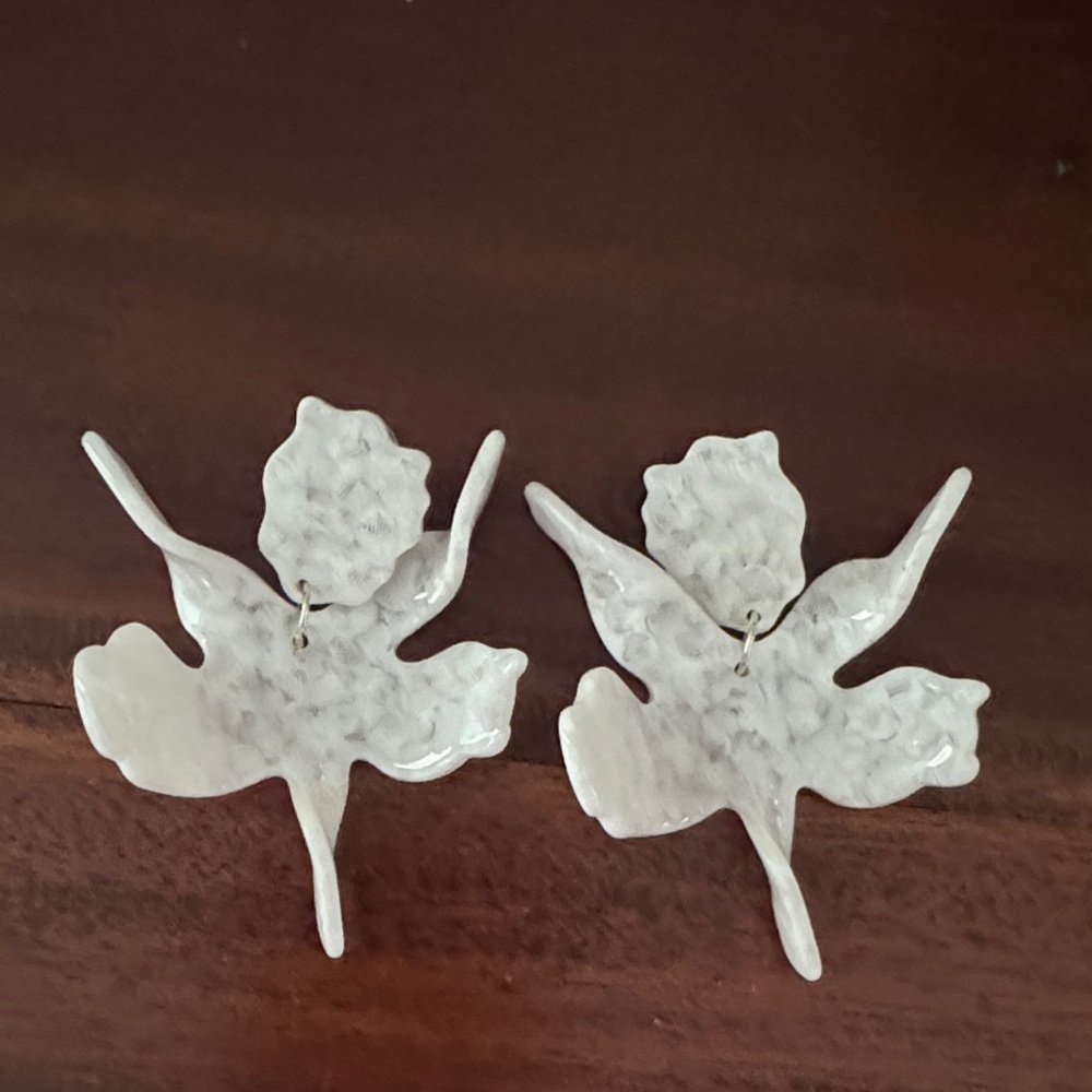 LINNY Co White Floral Earrings